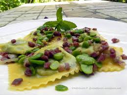 300g di farina di semola di grano duro. Ravioli Di Ricotta E Spinaci Con Favette Fresche E Gambuccio Di Prosciutto Dolce Vitadigusto It