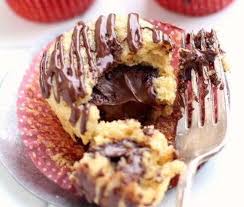 Versate negli appositi stampi per muffin metà del composto, aggiungete in ciascuno un cucchiaio di nutella e quindi ricoprite con altro impasto fino a 3/4 dello stampino per muffin. Muffin Con Cuore Di Nutella Ricette Di Checucino It