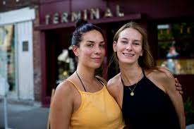 Les bars, les restaurants, les gyms, les grandes salles et les festivals ne seront bientôt accessibles qu'aux québécois doublement vaccinés, avec l'implantation dans la province du passeport vaccinal. T9uvtdgfbvwm8m