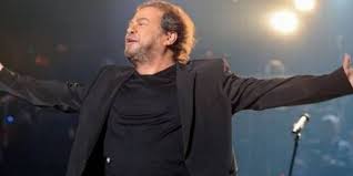 Yiannis parios is a greek vocalist, with a career spanning five decades. Giannhs Parios Ta Prwta Toy Bhmata Oi 2 Gamoi Oi 4 Gioi Kai H Nea Aerosynodos Syntrofos Toy