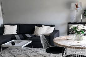 I mange skandinaviske, moderne hjem bliver den hvide maling brugt som den eneste farve på væggene for at skabe et minimalistisk og enkelt hjem. Gra Farver Sadan Vaelger Du Den Rigtige Farve Malgodt Dk