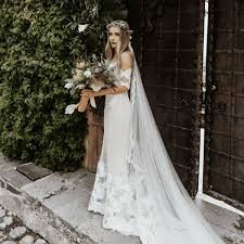 Silk lace veils are very fragile and likely to be discoloured. Wedding Veil Styles How To Choose The Right Length For Your Dress