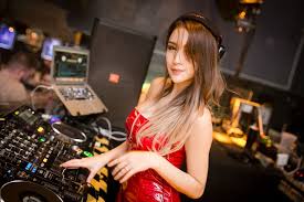 She is one of the hosts of real talk, a youtube talk show series on the millennials of singapore channel. Dj Jade Rasif At The Club Khaosan Siam2nite Dj Agen Night Club