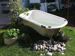 Badewanne Gartenkunst Passt Genau Zu Meiner Toilette Gartenkunst Badewanne Garten Badewanne Im Freien Wasserspiel Garten