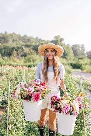 This Flower Farm Will Make You Want To Become A Flower Farmer Julia Berolzheimer Flower Farmer Flower Farm Gal Meets Glam