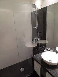 Im badezimmer geht der übergang nahtlos über, klein aber elegant. Badezimmer Motel One Hamburg Alster Hamburg Holidaycheck Hamburg Deutschland