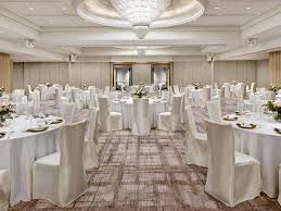 香港朗廷酒店（the langham hong kong）位處於香港九龍尖沙咀北京道8號，為香港一間甲級高價酒店，樓高16層，共提供498間房間。 酒店前稱華美達麗新酒店（ramada reneissance hotel，1989年－1998年）、香港鷹君酒店（great. é¦™æ¸¯æœ—å»·é…'åº—the Langham Hong Kong å®´æœƒå»³the Grand Ballroom Plantoo å©šç¦®ç±Œå‚™bot