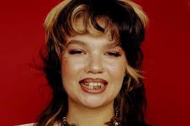 Young singer's amazing song interpretation