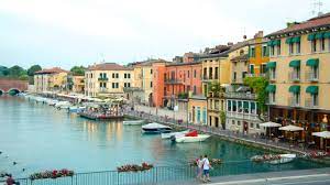 After visiting islands and natural parks, stop for snack and a swim. Ferienwohnung Peschiera Del Garda It Ferienhauser Mehr Fewo Direkt
