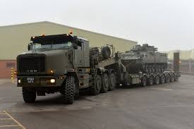 World S Most Powerful Tank Transporter Used To Move Heavy Armour To Eastern Europe The World S Most Powerful Tank Transporter Is Being U Transporter Lkw Tonne
