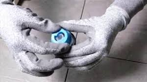En forme de croix ou de t, ils se glissent entre vos carreaux durant la pose du carrelage. Croisillon Auto Nivelant Twist Level Tete Rapide Youtube