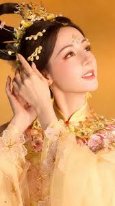 Director Deng Ke hard at work. Thank you for giving us The Legend of Shen  Li/Yu Feng Xing" (#与凤行). ❤️ Airdate: March 18,2024 Network: Tencent, Wetv,  Mango TV, Hunan TV, Viki Producer: