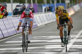 The wait for mark cavendish's 35th tour de france stage win goes on as wout van aert completes his set in paris. Flandern Rundfahrt Van Der Poel Gewinnt Duell Gegen Van Aert
