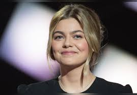 #louane #belier #la famille bélier #quelqu'un ma dit #qualité #quality #write #écrire #ecrire #ecriture #pensee #pensée #pensé quand on souriait pour rien. Louane Cheveux Raccourcis Et Totalement Boucles Elle Est Transformee Sa Coupe Vintage Des Annees 70 Cree Le Buzz