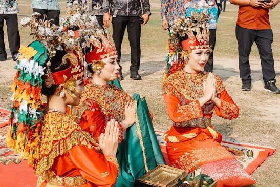 Tari Sekapur Sirih merupakan salah satu tarian tradisional yang cukup  terkenal di daerah Jambi dan biasanya ditampilkan untuk menyambut  kedatangan tamu terhormat yang berkunjung ke Provinsi Jambi.  #BusAntiKorupsi #HajarSeranganFajar #KPK