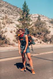 Wander Outfit Viele Tipps Und Passende Looks Fur Jede Saison In 2020 Wander Outfit Wanderkleidung Sommer Wanderoutfit