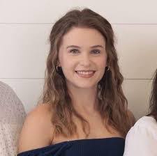 Sara Canon's Instagram, Twitter & Facebook