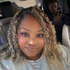 Renee Maes's Instagram, Twitter & Facebook