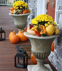 Dekorationen Aus Gelben Blumen Und Zierkurbissen Herbst Dekoration Herbstliche Wohnungsdekoration Veranda Dekoration