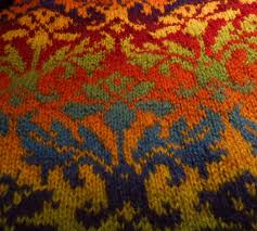 Sandra hat sich eine mütze im norwegermuster gestrickt. Kauni Damask Jacke Das Graue Sofa