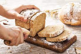 En ces temps confinés où il faut limiter au maximum ses sorties et s'occuper, on peut en profiter pour apprendre à faire les choses plutôt que de les acheter. Comment Faire Du Pain Maison 10 Astuces Pour Le Reussir A Coup Sur