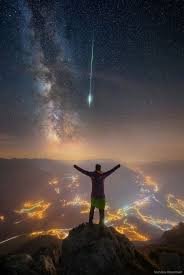 As a comet orbits the sun it sheds an icy, dusty debris stream along its orbit. Perseid Meteor Yagmuru Avusturya Alpleri Astronomi Meteor Yagmuru Fotograf