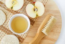 Placez votre pied dans le grand récipient contenant la solution de vinaigre. Comment Se Soigner Naturellement Avec Le Vinaigre De Cidre