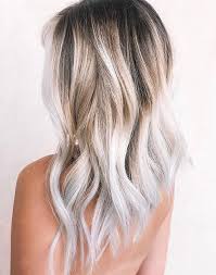 Ricrescita scura su capelli biondi e decolorati: Il Toasted Coconut Hair E Il Nuovo Colore Di Tendenza Per L Hairstyle Autunno