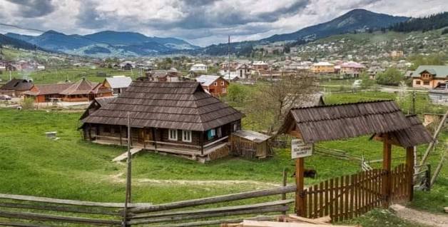 Карпати - Хата-музей фільму “Тіні забутих предків” та хата-ґражда Для початку дещо треба розмежувати: хата-музей фільму “Тіні забутих предків” і хата-ґражда — не одне й те ж. Обидві будівлі знаходяться у Верховині,