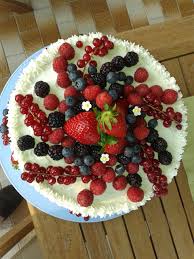 5 glassate un'intera torta con la panna montata stabilizzata. Andiamo Sul Classico Panna E Fragole E Frutti Di Bosco Dolcipercasodipaola