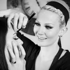 Who threads eyebrows?