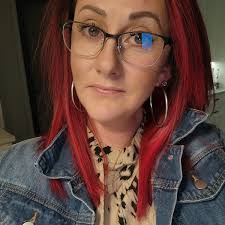 Amanda Macdougall's Instagram, Twitter & Facebook