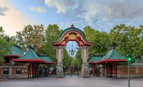 It occupies almost the entire southwest corner of the tiergarten. Datei Berlin Zoologischer Garten Elefantentor Jpg Wikipedia