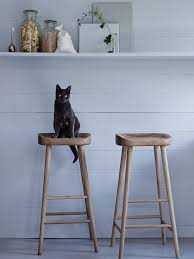Les as de la déco. Les Chats Dans La Deco Les Coulisses De La Redaction Tabouret De Bar Maison Scandinave Bar En Chene