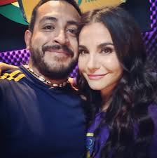Te quiero de aqui a marte aunque la gente siga nuestros pasos yo te pido que olvides novias, el reloj y quedate aunque duele. La Mejor Cancion De Amarte Duele Es