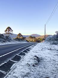❄️ GEADA FORTE TRANSFORMA A PAISAGEM EM URUPEMA COM -8,3°C A madrugada  desta quarta-feira foi de frio intenso na Serra Catarinense. Em Urupema, os  termômetros chegaram a -8,3°C, favorecendo a formação de