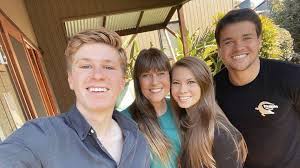 Robert clarence irwin was born on december 1, 2003 and the abundance of energy he brings to australia zoo is contagious! Zum 17 Geburtstag Robert Irwin Wird Von Familie Uberrascht Promiflash De