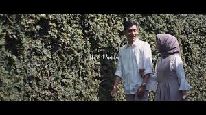 Sang pria mengenakan pakaian resmi dengan posisi. Prewedding Casual Dan Konsep Jawa Di Rumah Klasik Youtube