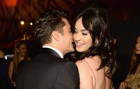 Taking to instagram, the pop princess posted a picture of her new 'do along with the inspiration katy is a natural blonde but usually sports black hair and has shown off colours including pink, blue and purple in the past. Katy Perry And Orlando Bloom S Relationship Explained Purewow