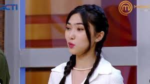 Isyana sarasvati adalah salah satu solois yang multitalenta. Biodata Isyana Sarasvati Bintang Tamu Masterchef Indonesia 8 Hari Ini 24 Juli Yang Digoda Chef Juna Halaman 2 Surya