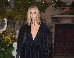 Robbie first started giving tattoos to her roommates, but claims to. Amber Heard Drew Cara Delevingne S Newest Tattoo And It S Elegantly Badass Hellogiggles