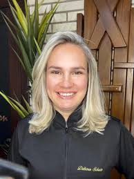 Correção de cor com técnica de alto nível: ✨ Mechas inversas + mechas  tradicionais para devolver profundidade, neutralizar o fundo quente e  revelar um loiro luminoso, elegante e perfeitamente equilibrado.  #salãodebeleza #trussbrasil #