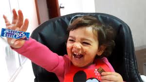 Bebe De 1 Ano E 8 Meses Comendo Chocolate Bis Youtube