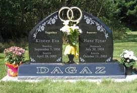 This Companion Monument Has A Romantic Element To It The Golden Interlocked Wedding Rings Sym Grave Headstones Interlocking Wedding Rings Cemetery Headstones