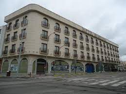 Se adentra en el término municipal de ciudad real, donde toma rumbo sur, para girar posteriormente hacia el noroeste, poco después de la desembocadura del jabalón, que le aporta por la izquierda. Hotel Guadiana Ciudad Real