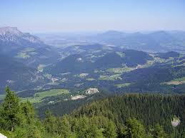 In 1933 kocht hij dit huis, waarna de woning werd omgebouwd en in 1936 voltooid werd als de berghof. Obersalzberg Wikipedia