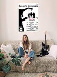 Eg ser på det eg har skapt og teller på liv som har gått tapt eg ser at det som før låg i vater eg ser det. Kaizers Orchestra Maestro Tour 2005 Konzertplakat 24 36