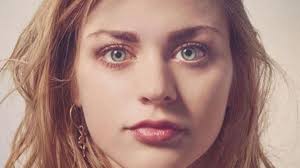 Frances Bean Cobain si è sposata: il matrimonio celebrato da Michael Stipe