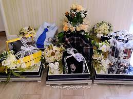 Ada dikongsikan gambar idea gubahan hantaran kasut wanita, gubahan hantaran beg tangan dan kasut, hantaran kasut sukan, hantaran kasut bola, hantaran kasut sport. Idea Hantaran Perkahwinan Yang Simple Tapi Elegan