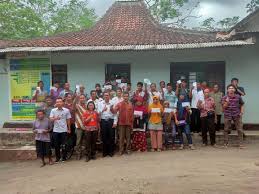 Besar biaya keduanya tergantung dari luasan. Serah Terima Upah Tukang Desa Kaligintung
